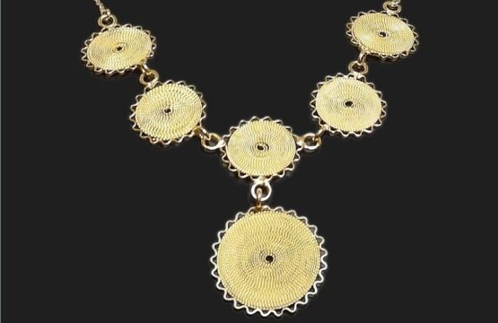 Collana con motivi in filigrana piatta e zig zag