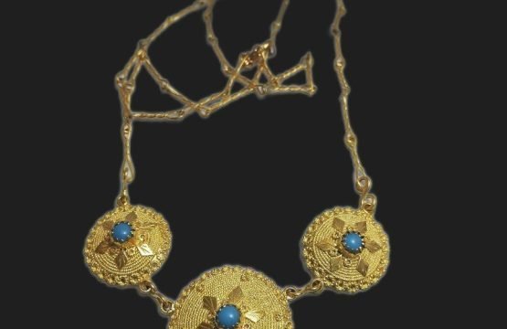 Collana con tre bottoni e turchesi